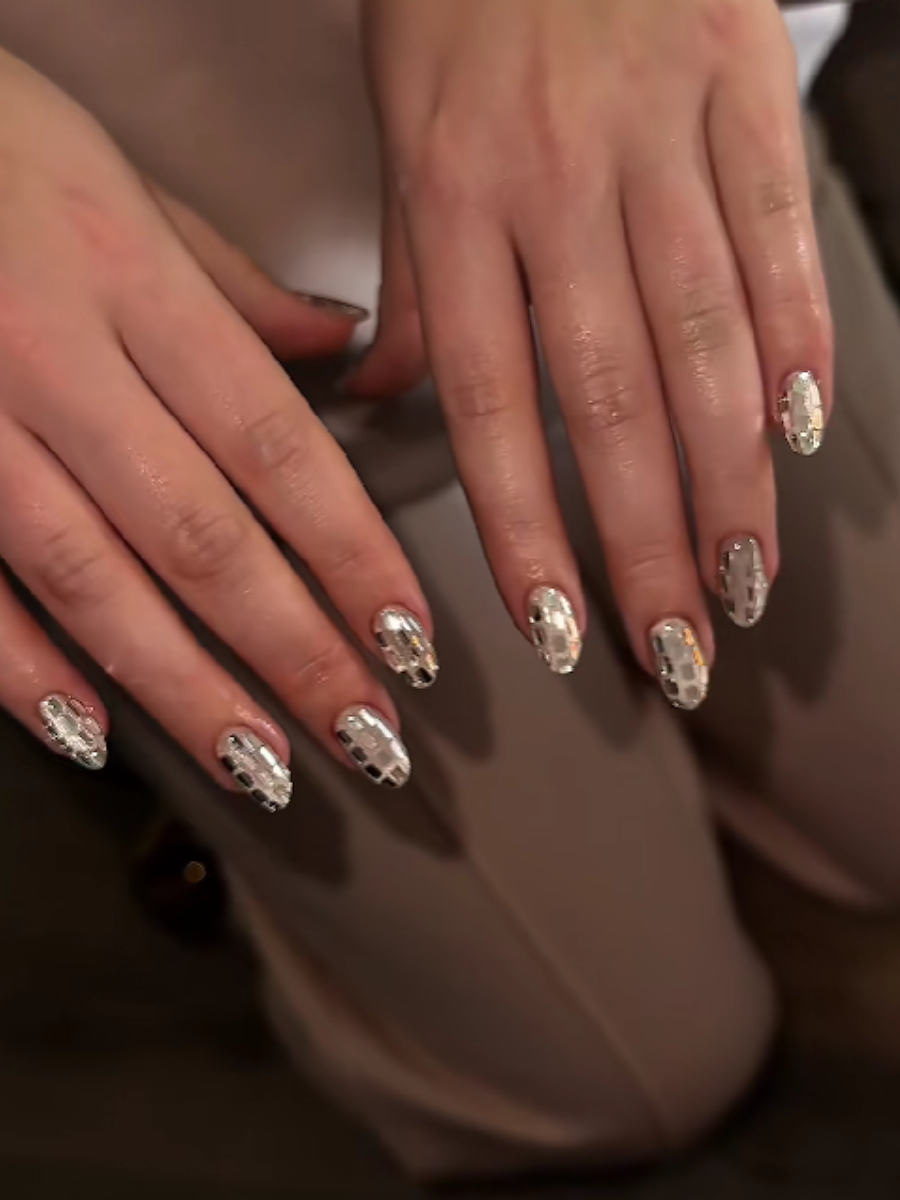 Silver Sequins Hand-worn Nail