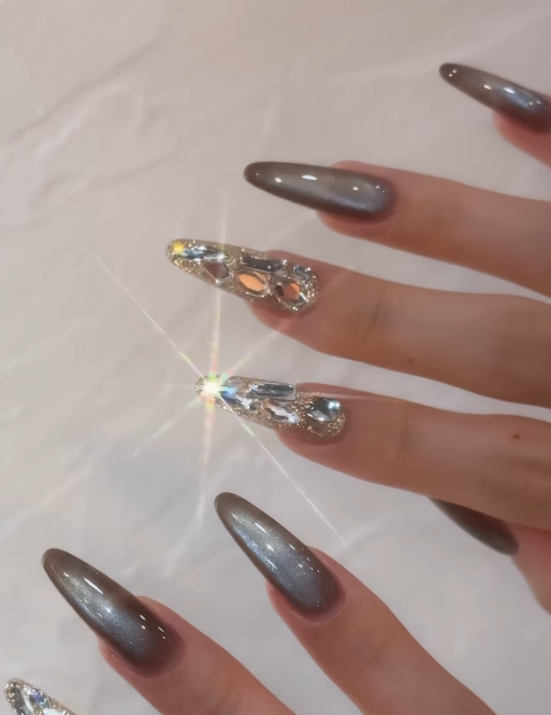 Chic Grey Wearable Nails