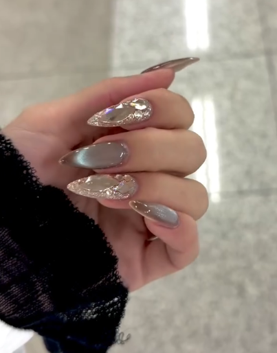 Chic Grey Wearable Nails