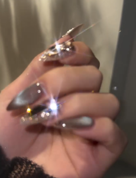 Chic Grey Wearable Nails